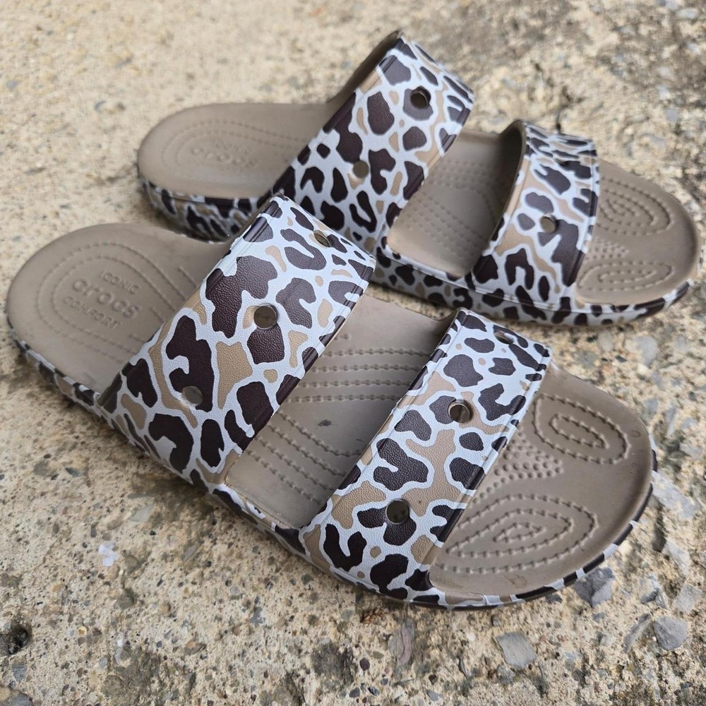 Crocs classic slides sandlas khaki animal print women's‎ 9, mens 7